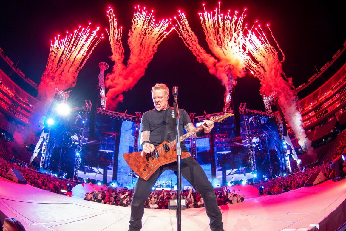 Photo gallery from the gig in Foxborough, MA shot on May 19, 2017